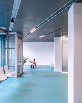 双层空间的巧妙融合 · CIO Salud Facilities