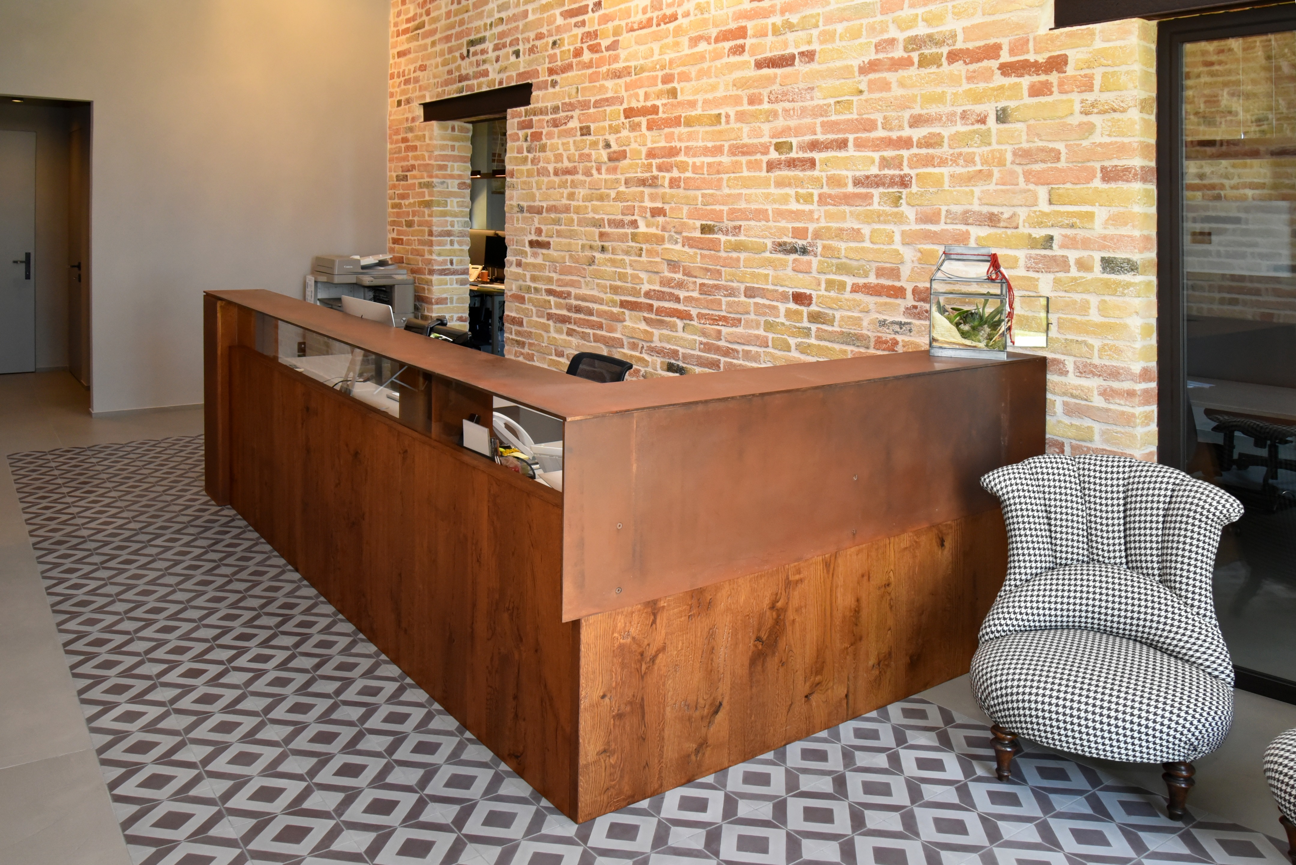 经典与现代共融的意大利总部室内设计-7