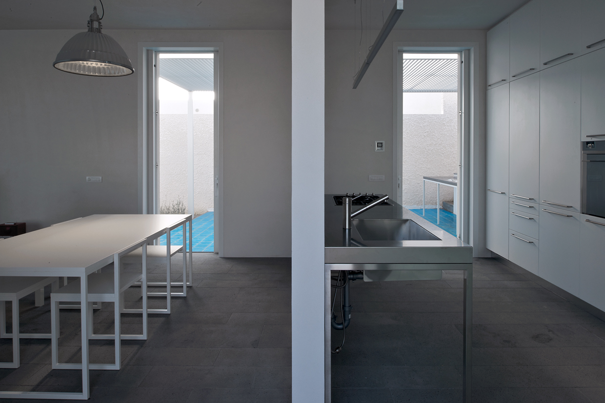 岩石与绿植共生的意式别墅设计-8