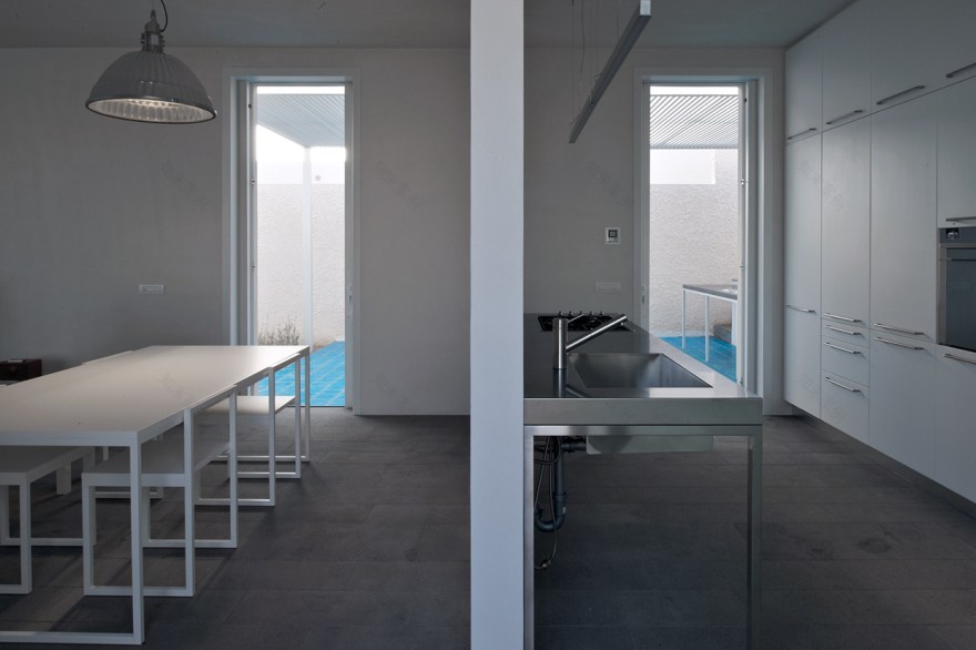 岩石与绿植共生的意式别墅设计-8