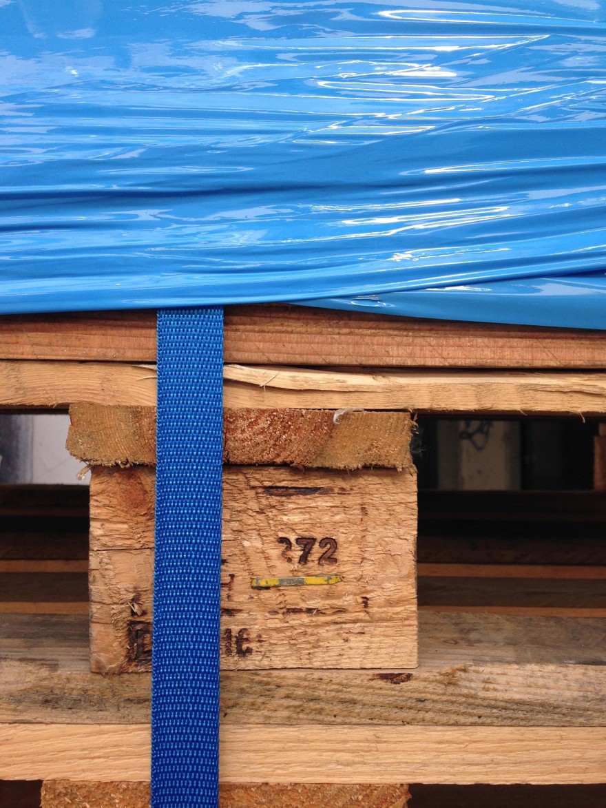 塑胶薄膜包装的临时展览空间-3