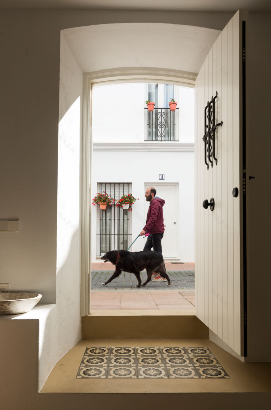 传统与当代共融的西班牙别墅设计-12