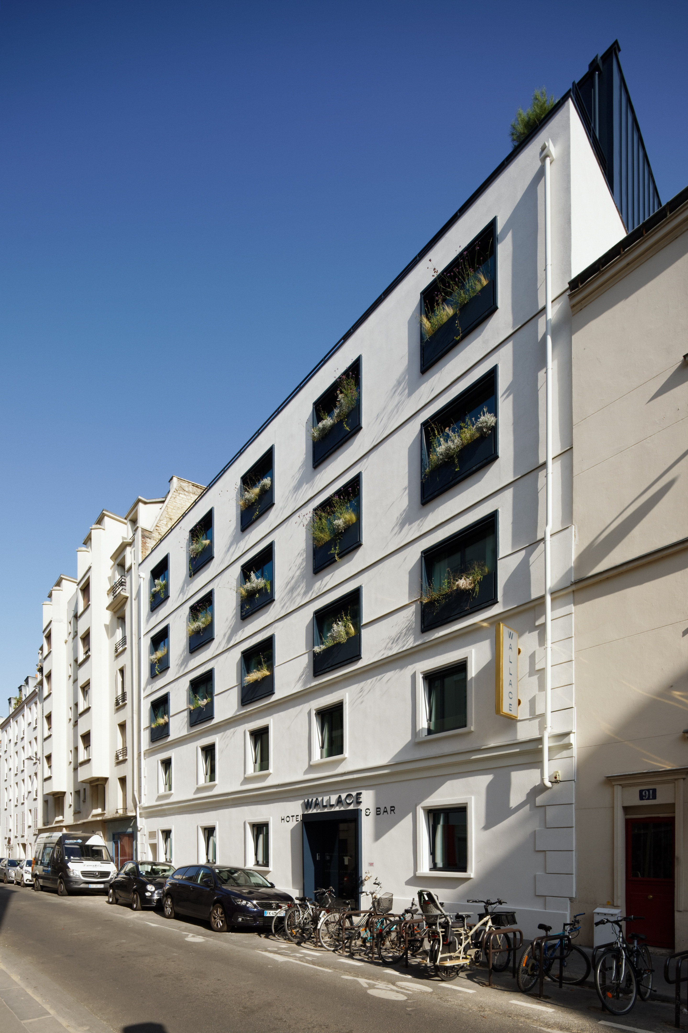 巴黎华莱士酒店,蓝调金属魅力与自然光的完美结合-3