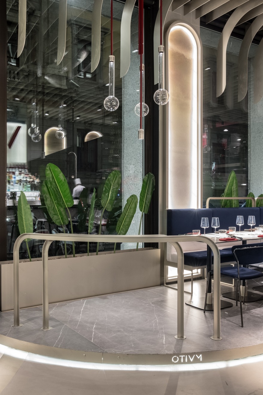 Milan 繁华中心的戏剧性餐厅-21