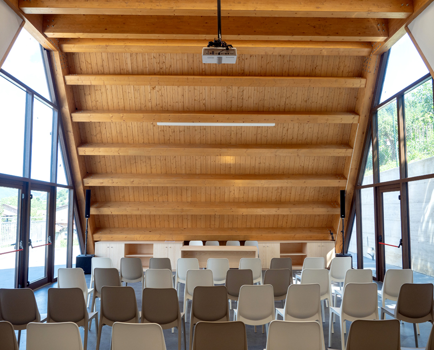 震后重生 · 意大利多功能中心融入山景-11