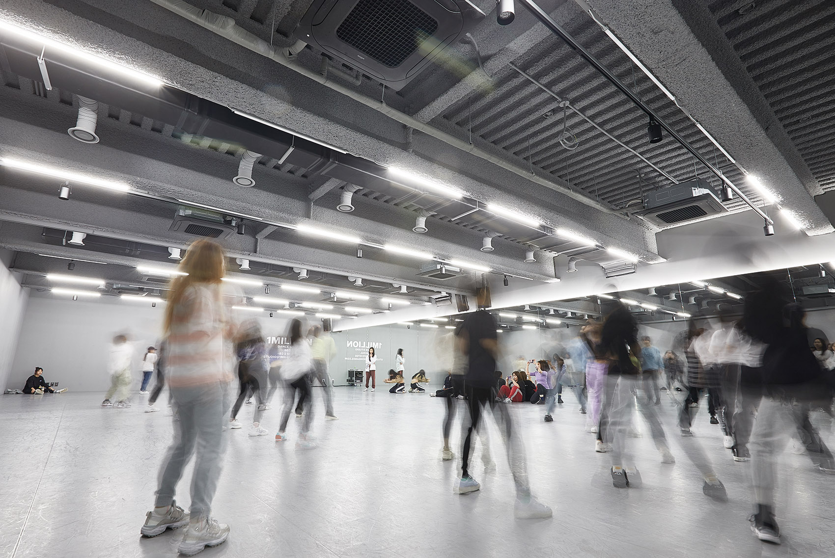 1MILLION舞蹈学校室内和形象设计，首尔/让每个反光的表面都成为跳舞的动机-22