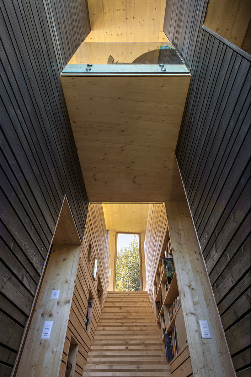 瑞士自然别墅,木质内外营造独特氛围-12