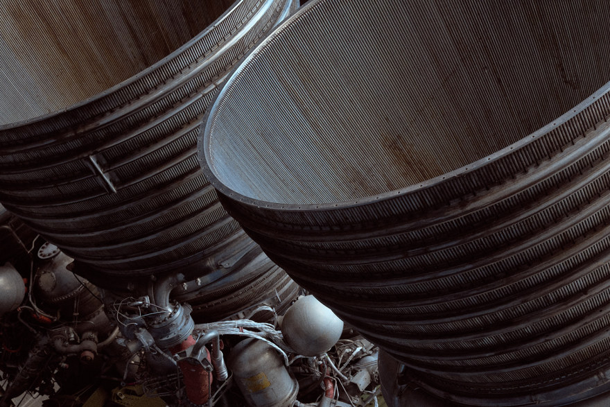 Zac Henderson 打造工业风 Saturn V 火箭内部空间设计-4