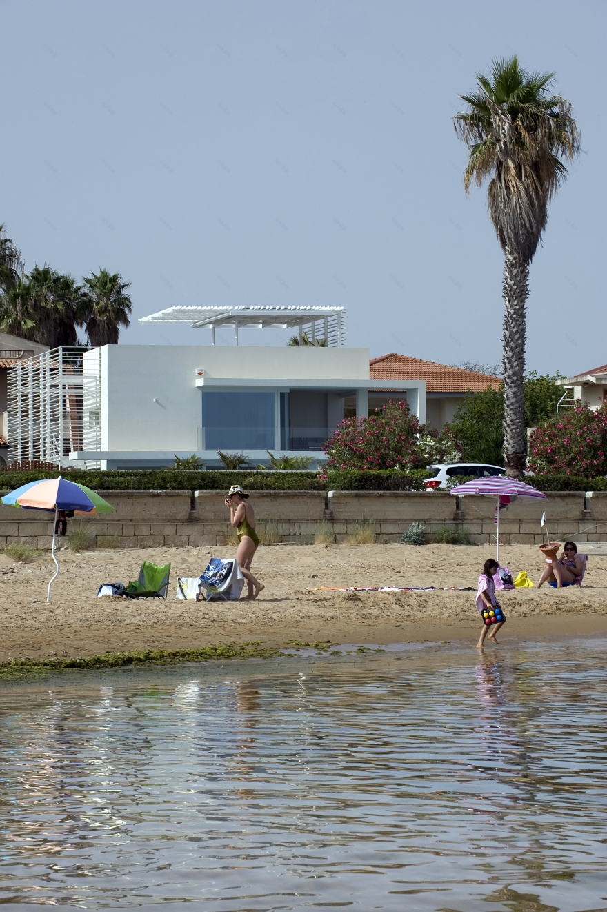 海滨别墅的现代蜕变 | 纯净、简约与功能性完美融合-6