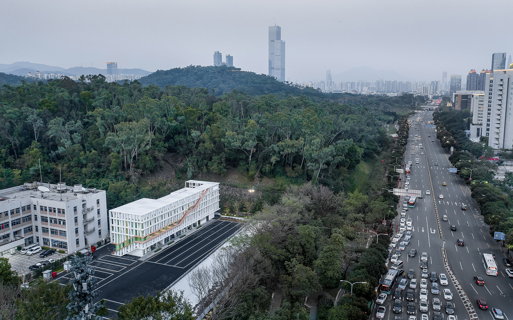 莲花山公交总站改造，深圳/开放且立体的幕墙，呼应周边绿色环境-64