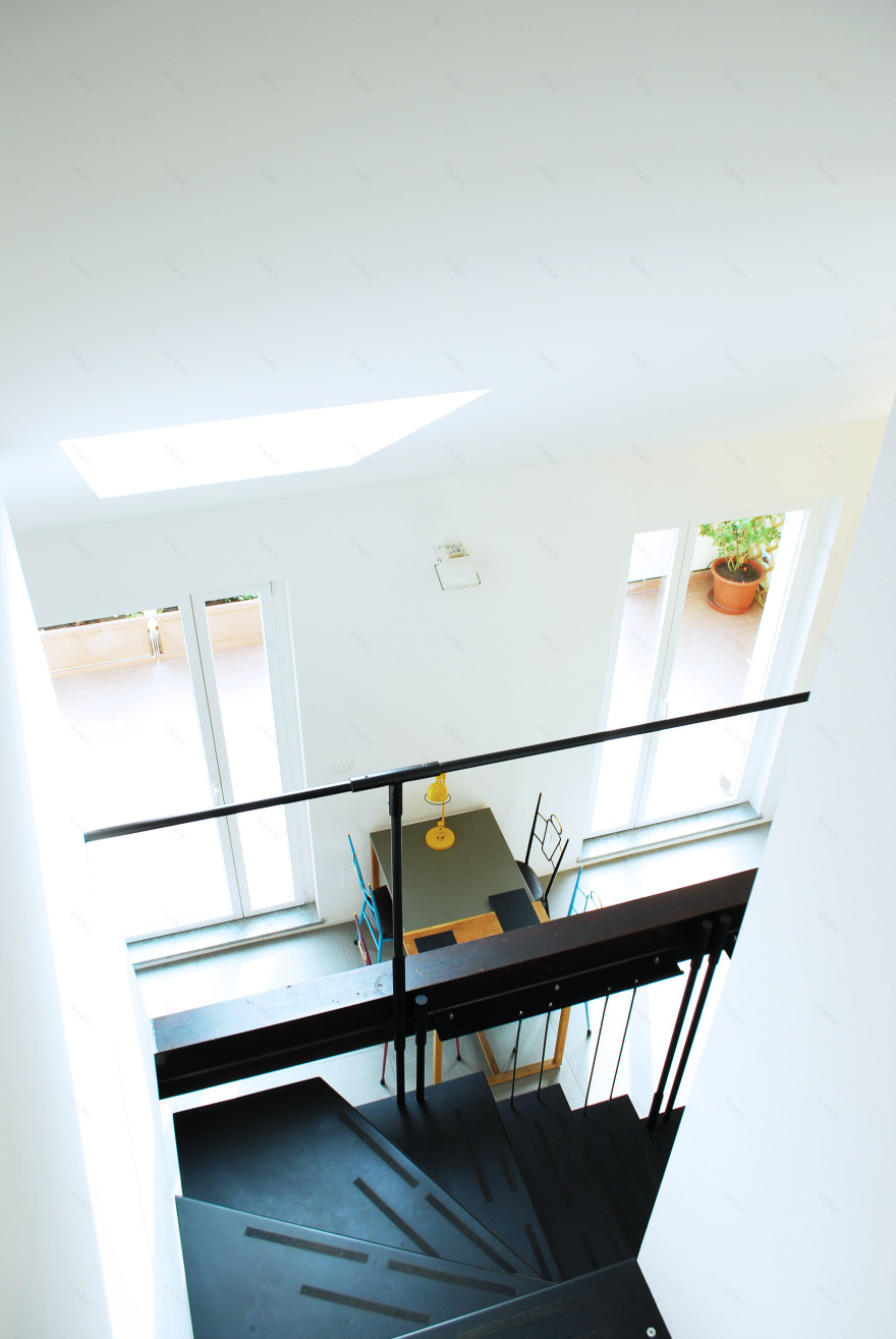 都灵多元文化区三层复式公寓 | 金属折叠楼梯营造双高空间-17