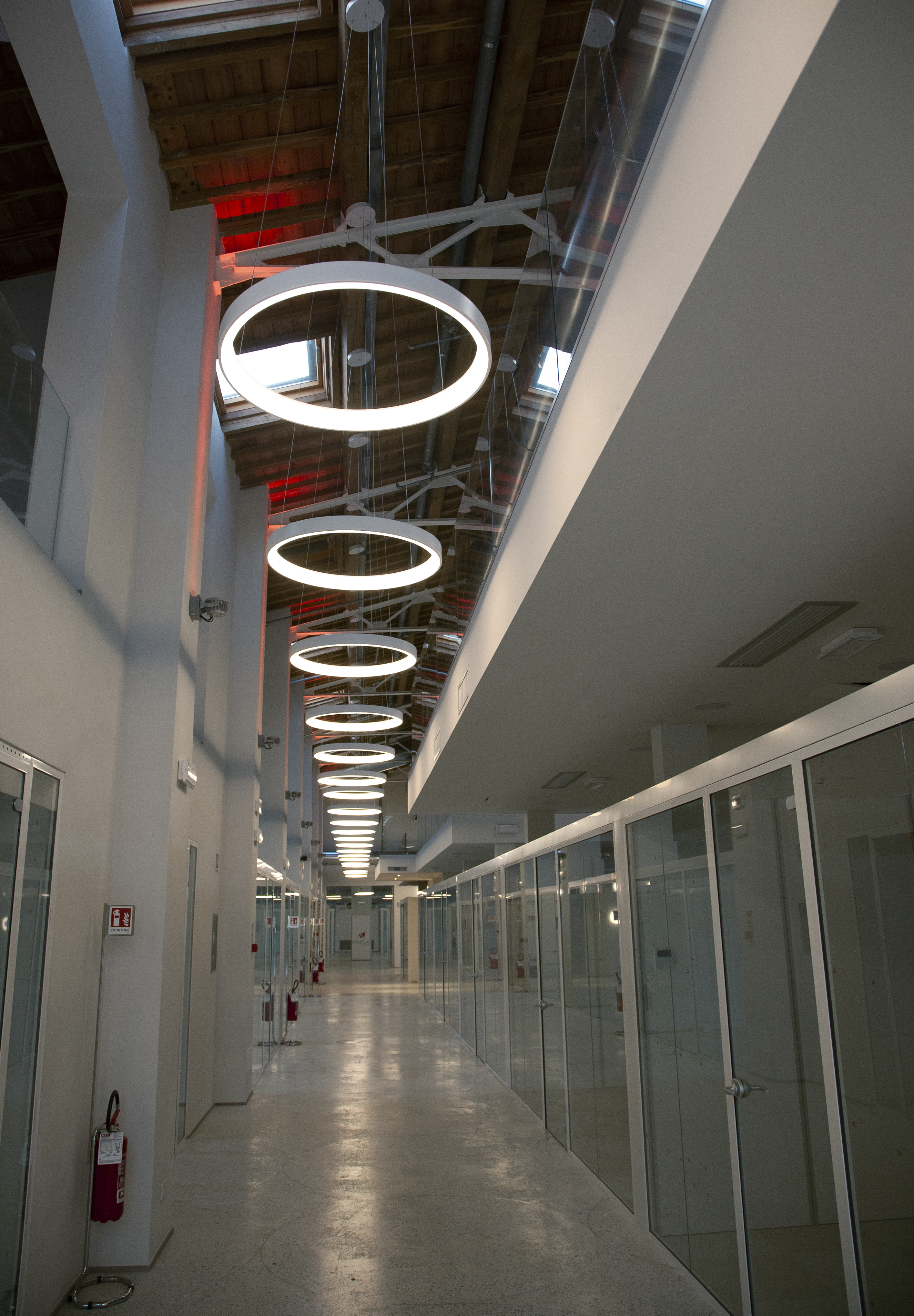 光影游戏打造非凡照明设计——马丁尼利·卢切购物中心-7