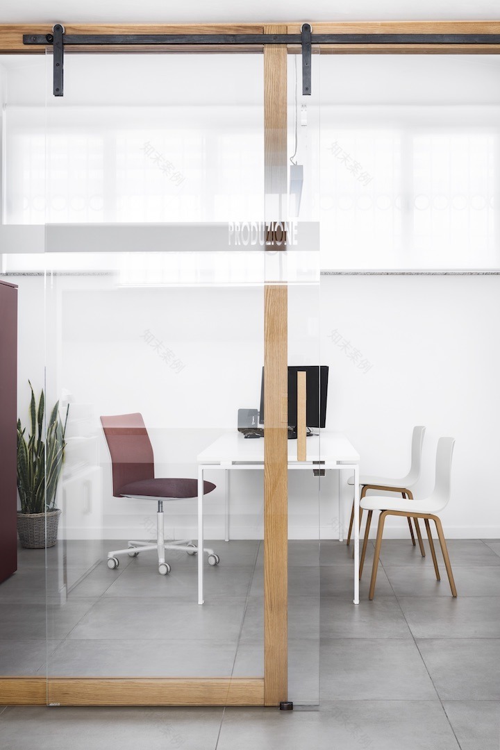 定制实木与玻璃结合,打造优雅办公空间-14