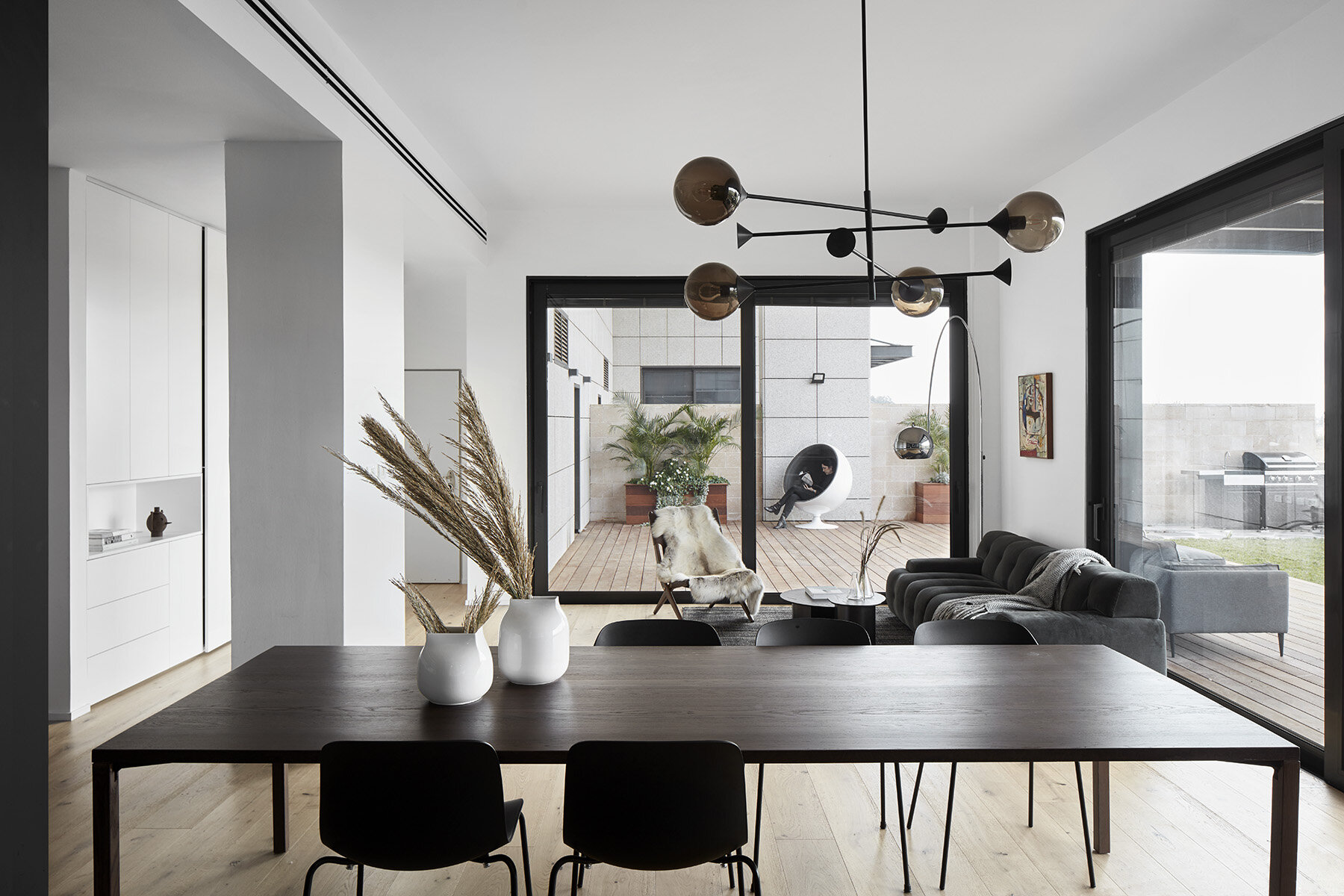 城市中的单色别墅设计-1