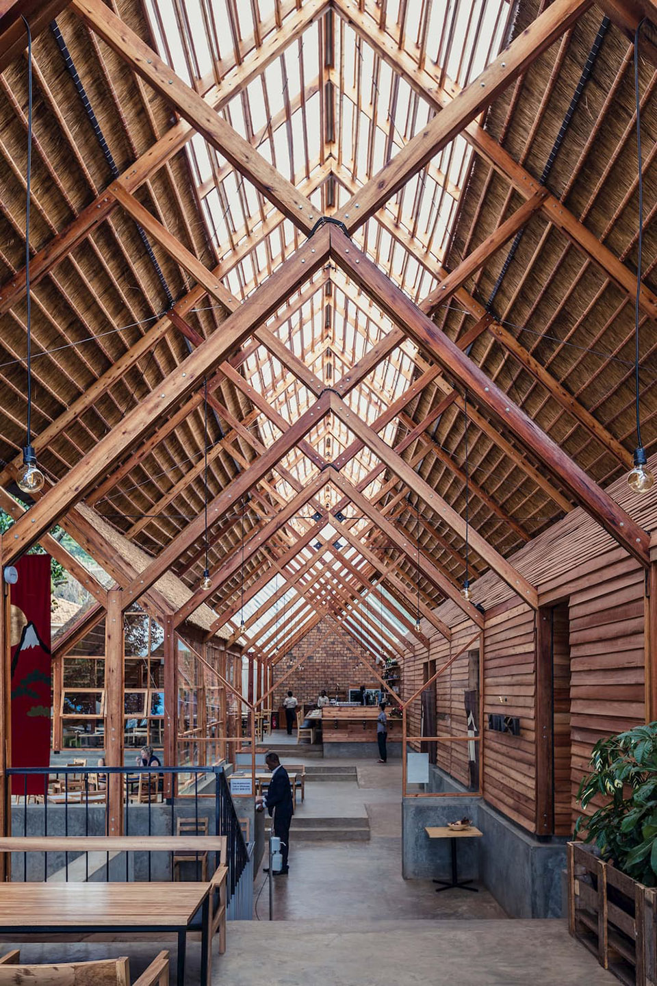Yamasen日式餐厅，乌干达/桉树木材屋顶下的惬意清凉空间-53
