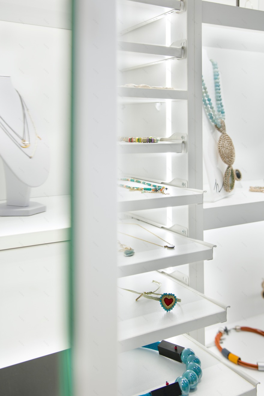 希腊小仓库变身为光彩夺目珠宝店-7