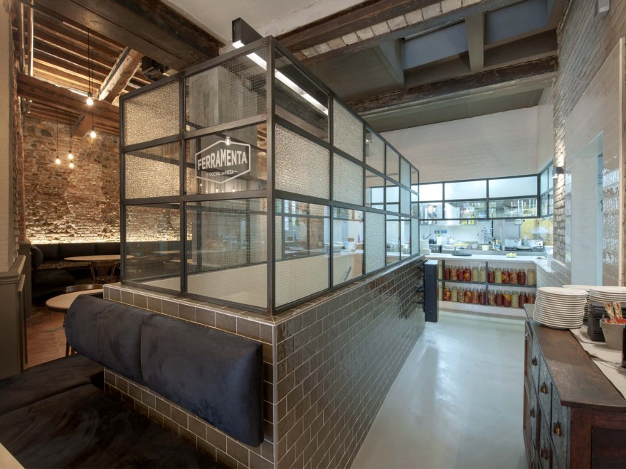 乡村铁器店变身优雅餐厅,传统工艺与美食的完美融合-7