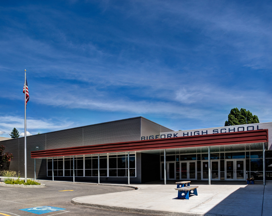 百年老校翻新重生,打造湖畔学习空间-1