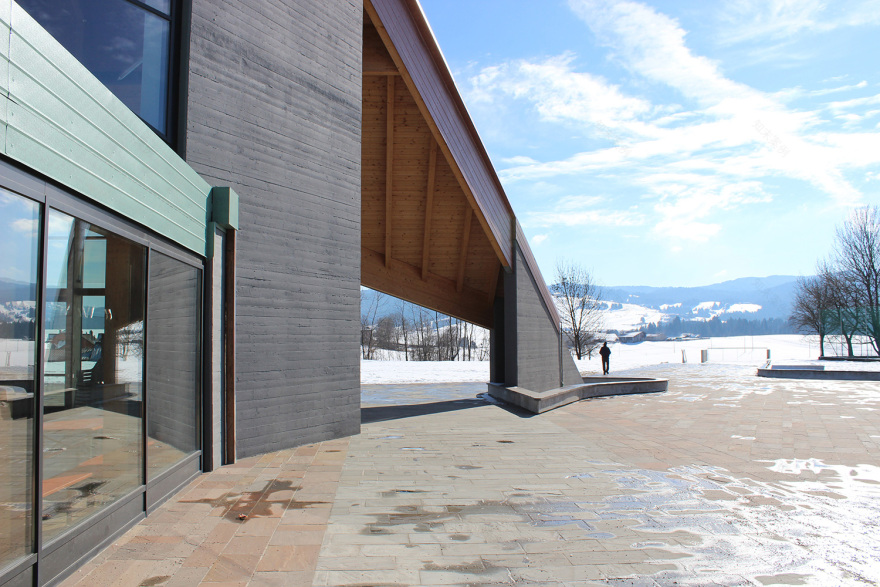 绿意盎然的多功能建筑与城市公园-3