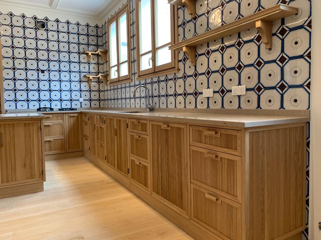 定制橡木奢华厨房，品质与美观的完美结合-7