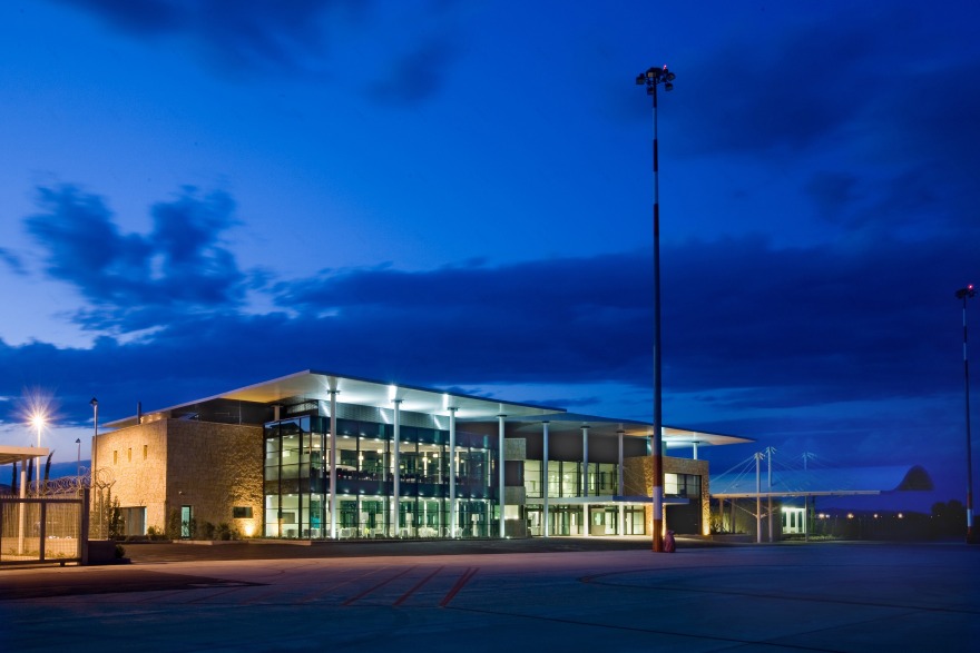 Olbia 机场别墅风格航站楼,精巧细节与自然融合-3