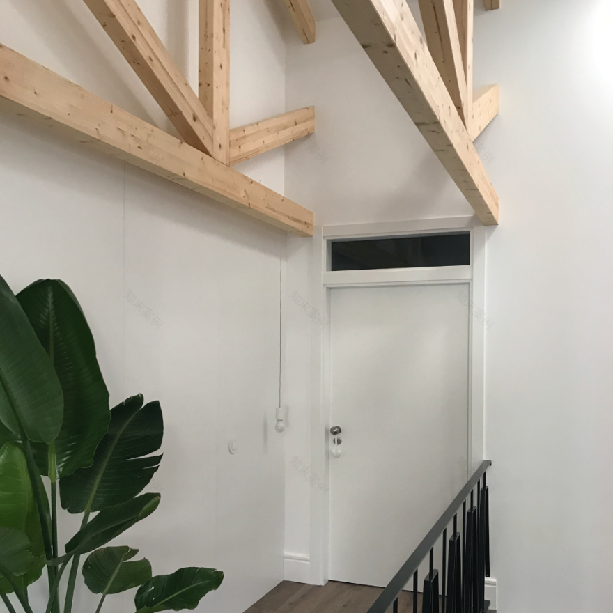 葡萄牙历史中心住宅翻新,木质阶梯成亮点-16