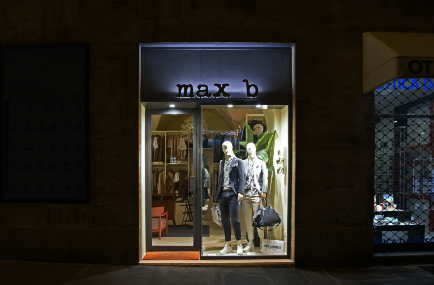 意大利珠宝店变男性时装店,极简设计打造悬浮空间-12