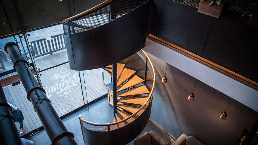 废木与铜的奢华碰撞——Liqui Studio 为 Brew 92 打造的中东风情咖啡店-6