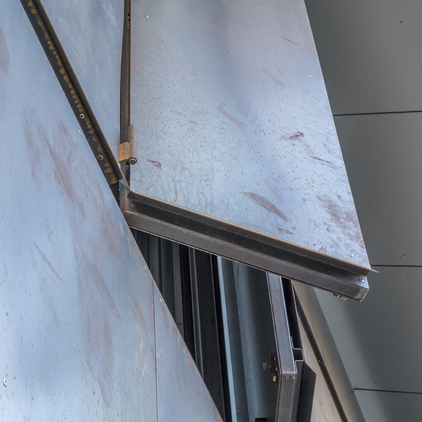 繁忙街道旁的"Masa House"现代别墅-12