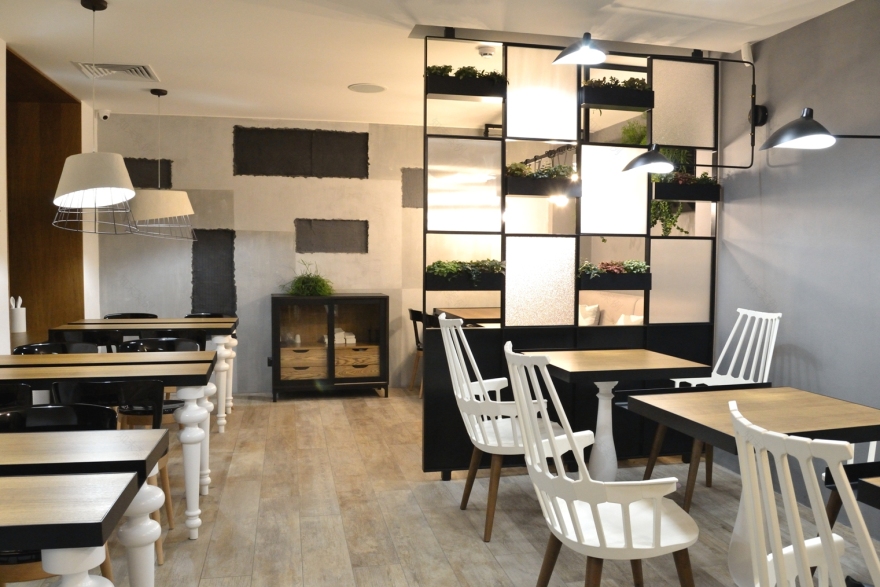 乌克兰基辅“Honey”咖啡厅 | 欧式糕点与室内绿意的完美融合-20