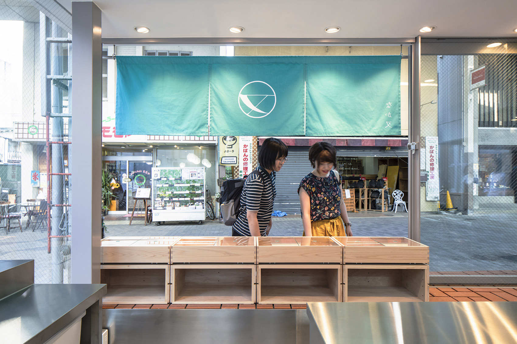 Nakamata日式糖果店，日本/购物街上的减法空间营造垂直于街道的纵深感-24