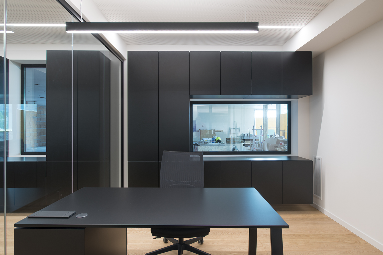 历史建筑中的现代办公室设计 | 铜、黄、木的啤酒主题空间-14