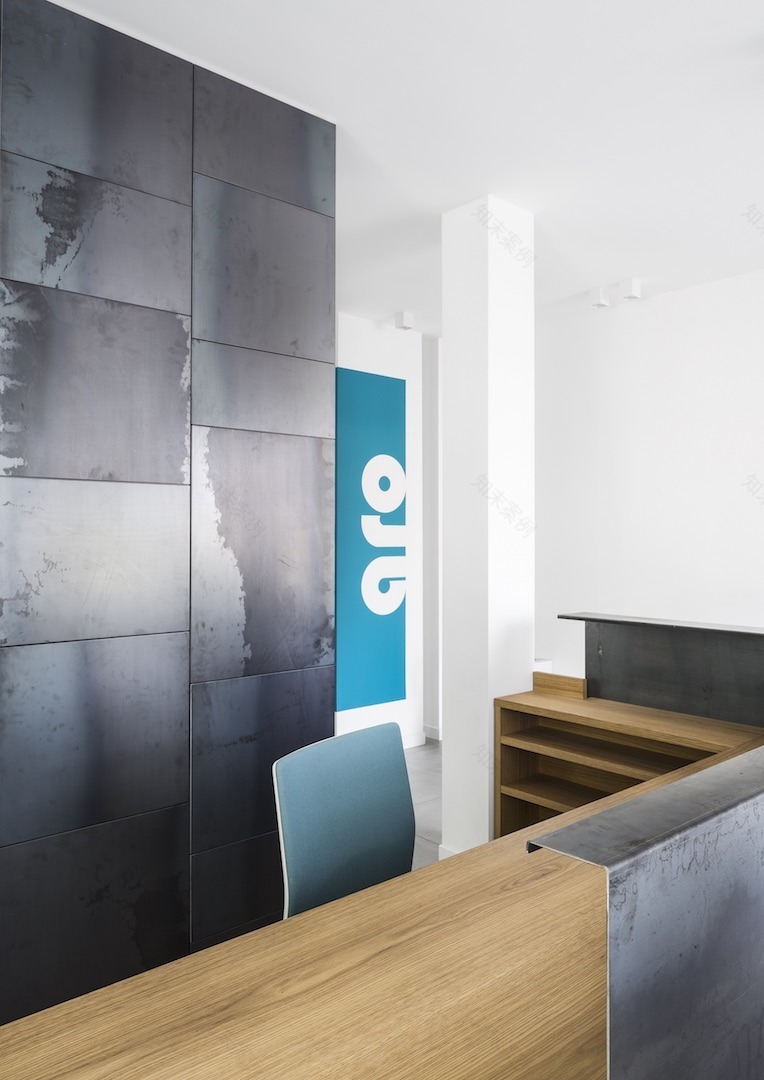 定制实木与玻璃结合,打造优雅办公空间-2