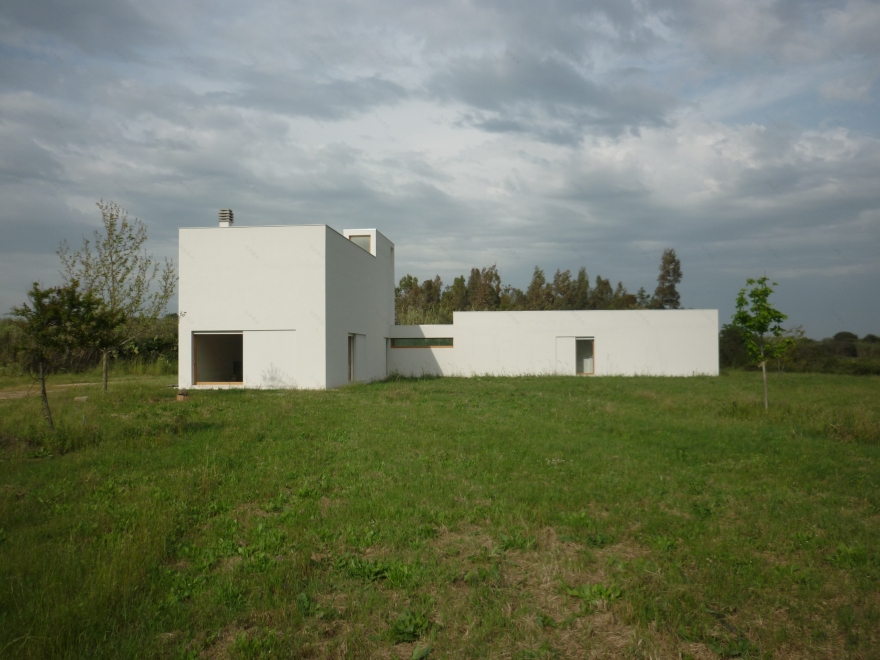 简约农舍 | 农具储藏与生活空间的完美融合-0