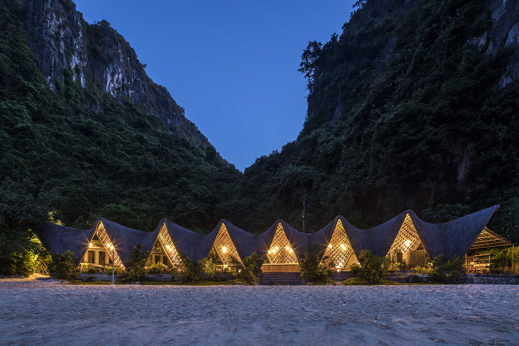 漂流岛度假村，越南/绿色山脉、白色沙滩与蓝色海洋中的竹结构-56