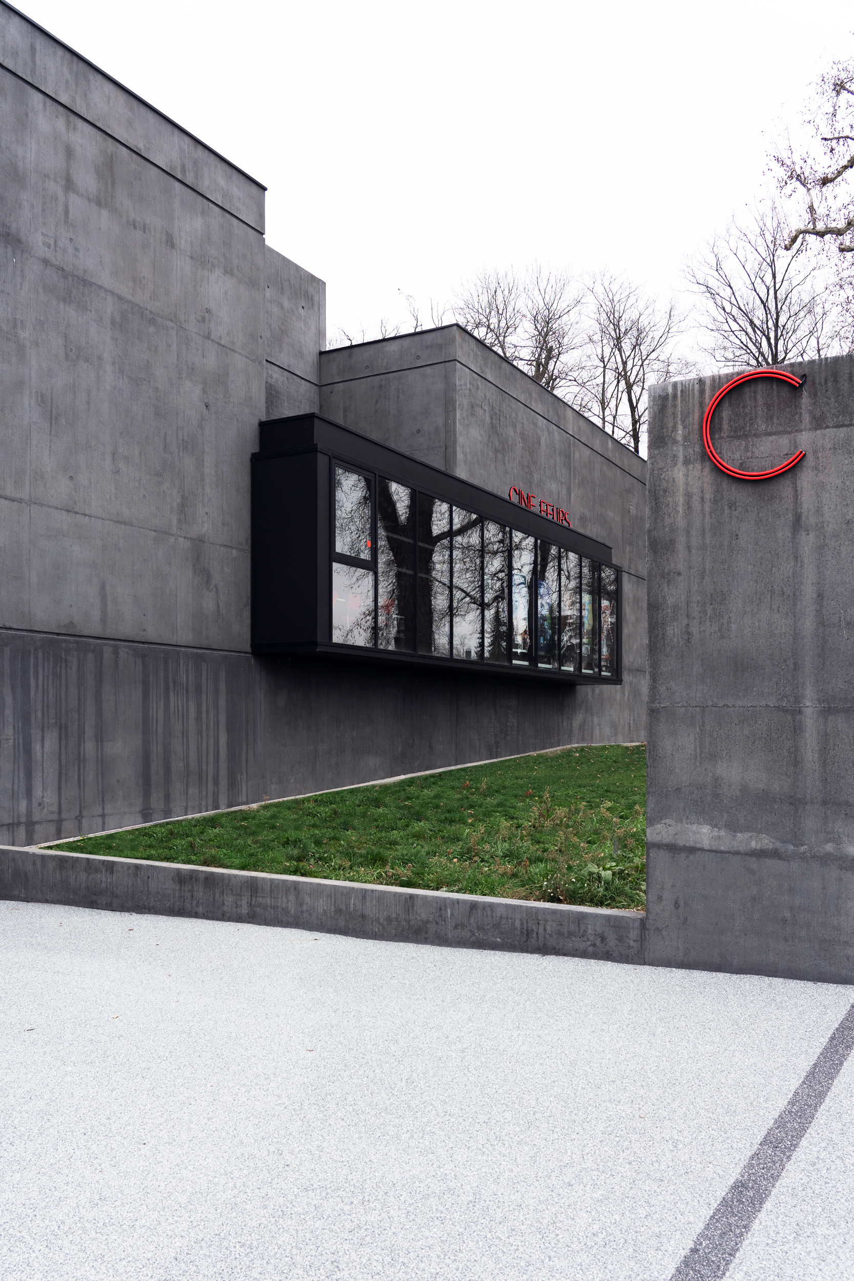 地形融入的黑色影院巨石-9