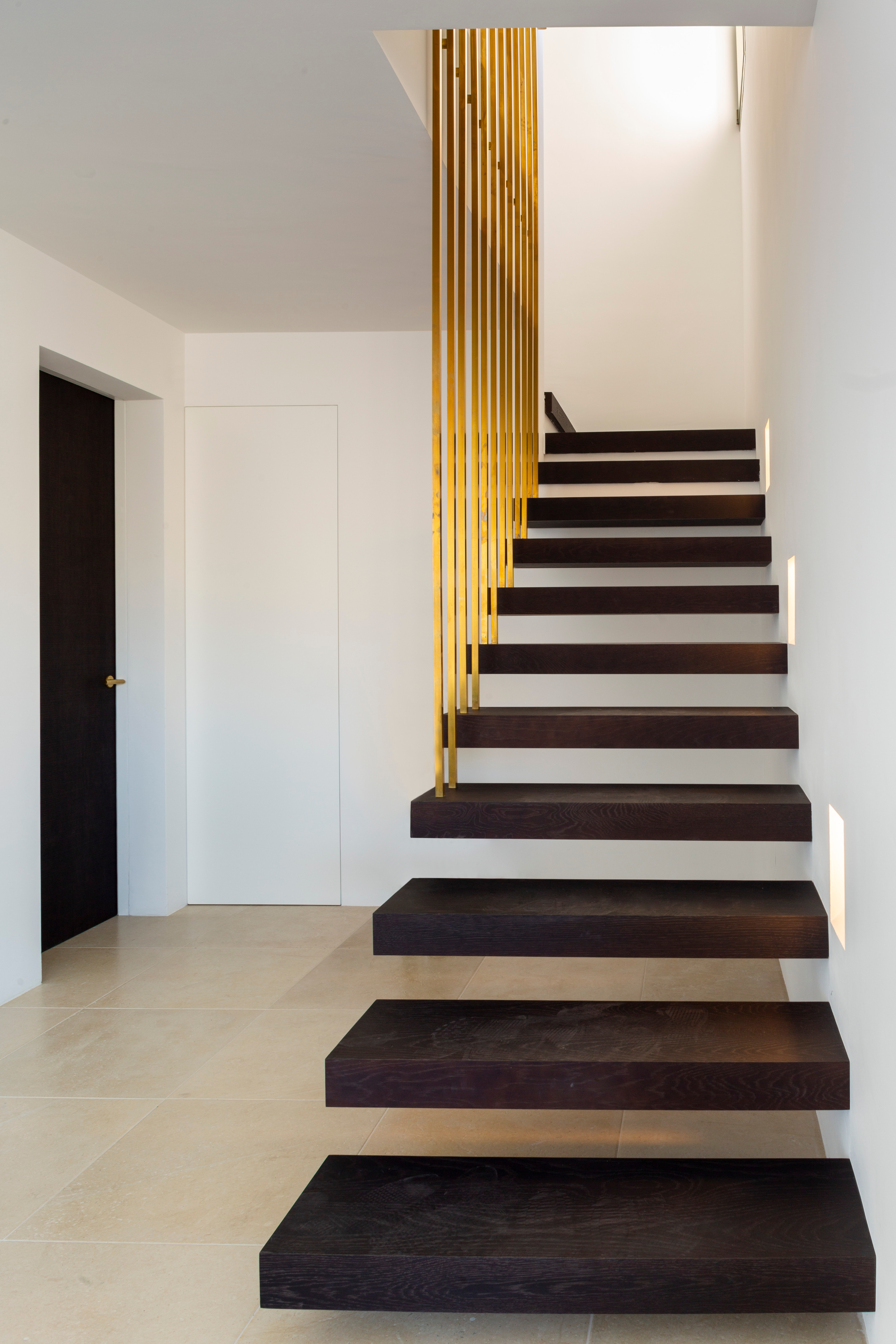 融合自然景观的西班牙风格别墅设计-8