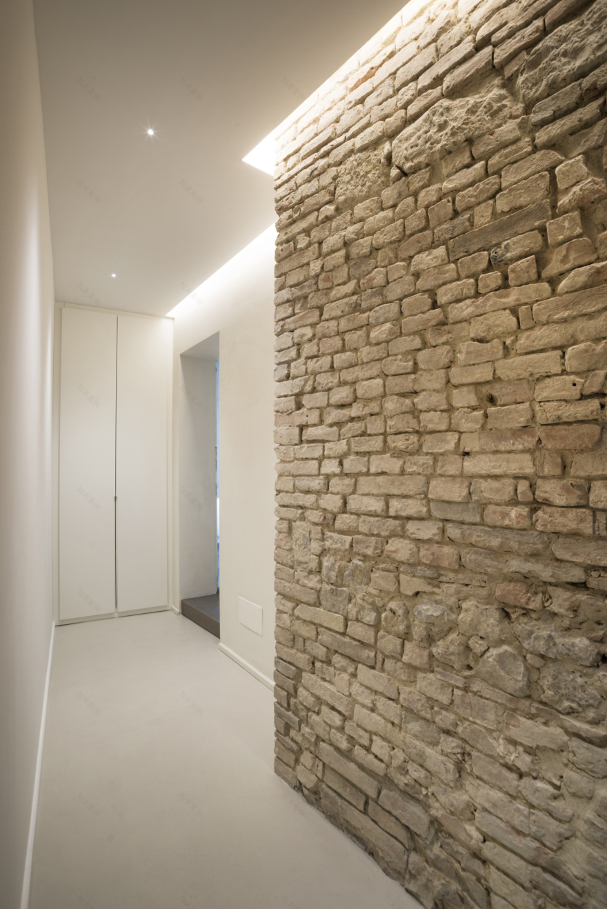 融合历史与现代的意大利古城公寓改造-4