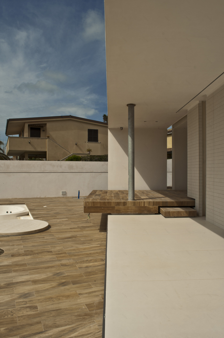 融合内外空间的白色纯净住宅-7