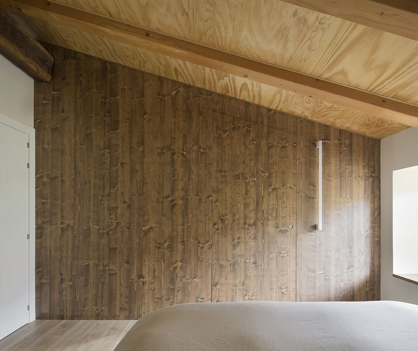 西班牙山谷中温暖色调的马养殖场住宅设计丨Aramé Studio-46