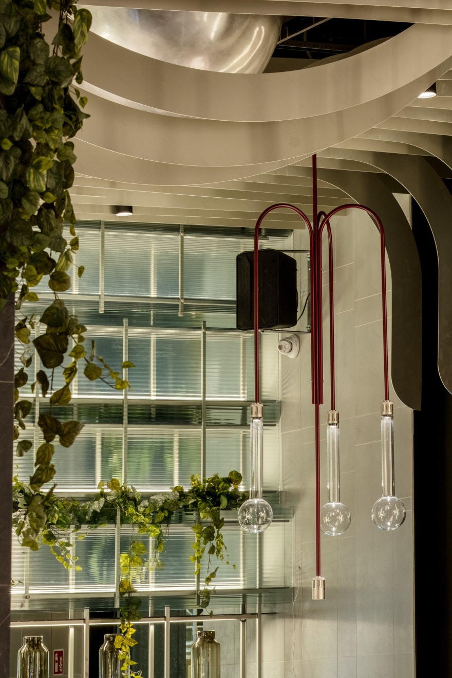 Milan 繁华中心的戏剧性餐厅-42