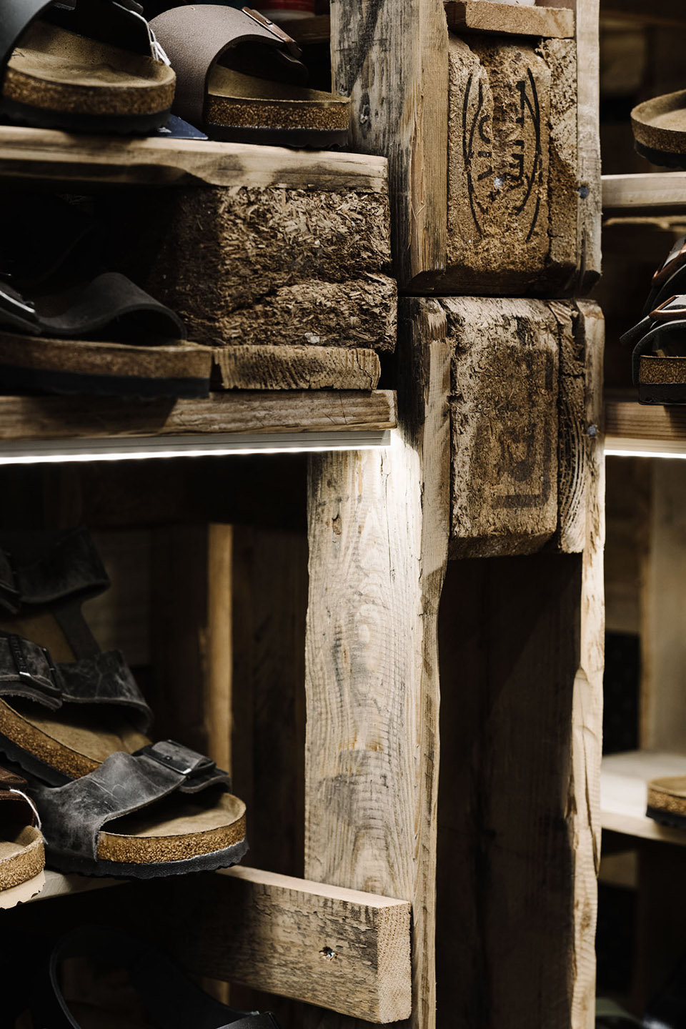 木制货运托盘搭建的鞋店，墨尔本/打造独特购鞋体验-17