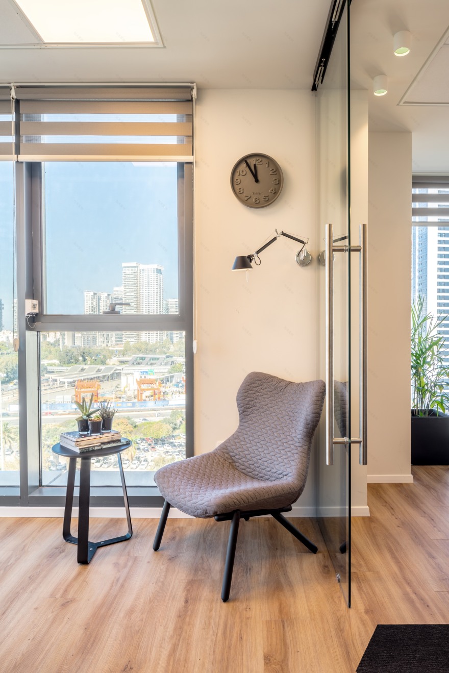 年轻现代的律师事务所办公室设计-9