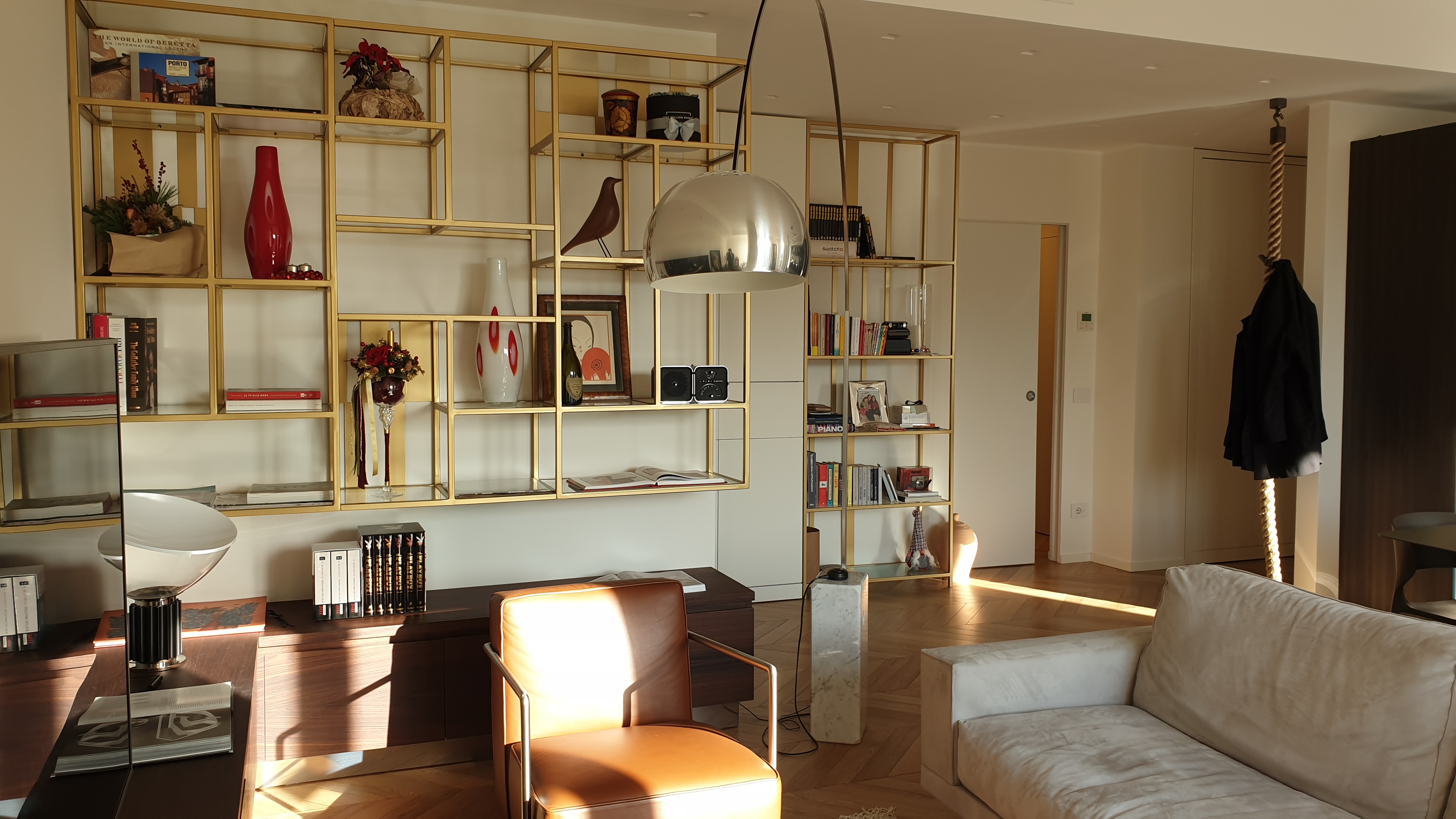 黄金光辉下的自然与人工光影公寓-3