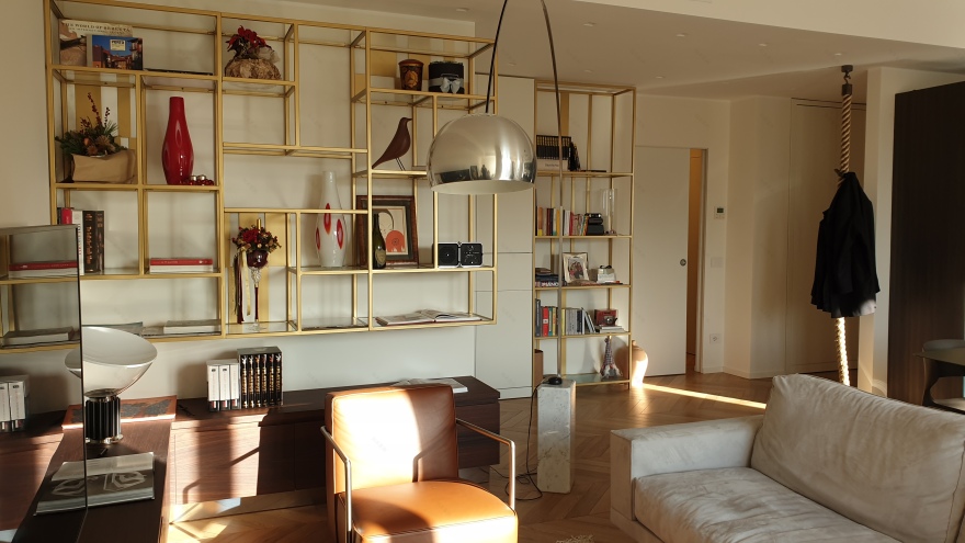 黄金光辉下的自然与人工光影公寓-3