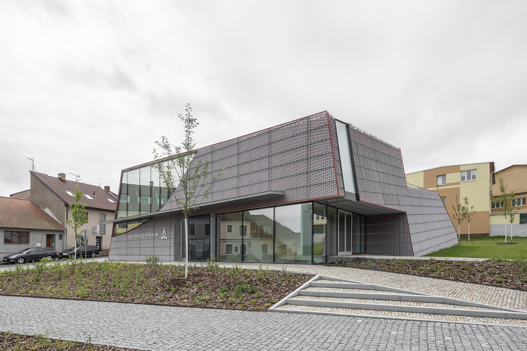 Sedlčany 社区中心，捷克/造型独特的祷告室与简约的经济型住宅-15
