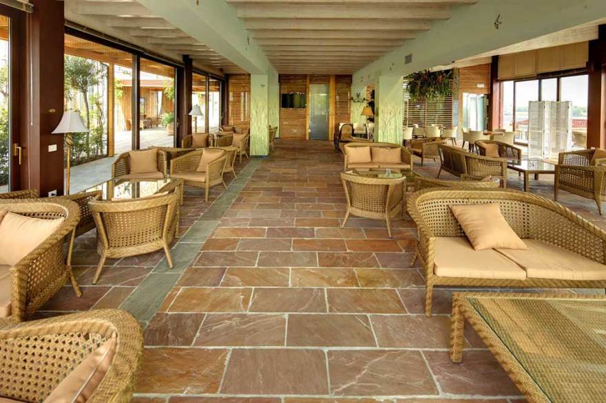 湖畔仙境 | Hotel Le Ali del Frassino 的格拉努拉提锌宝石地板-12