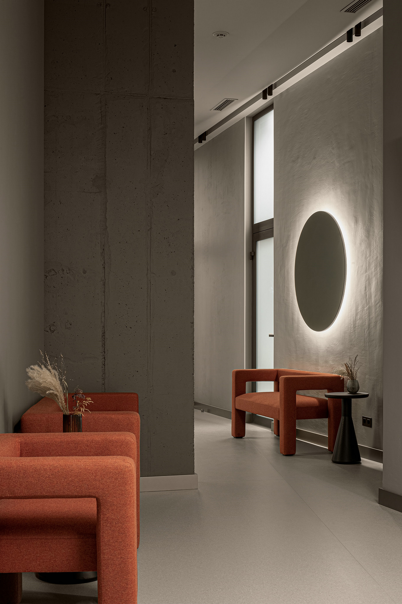 暖色调搭配裸露的水泥墙，尽显温馨大气-1