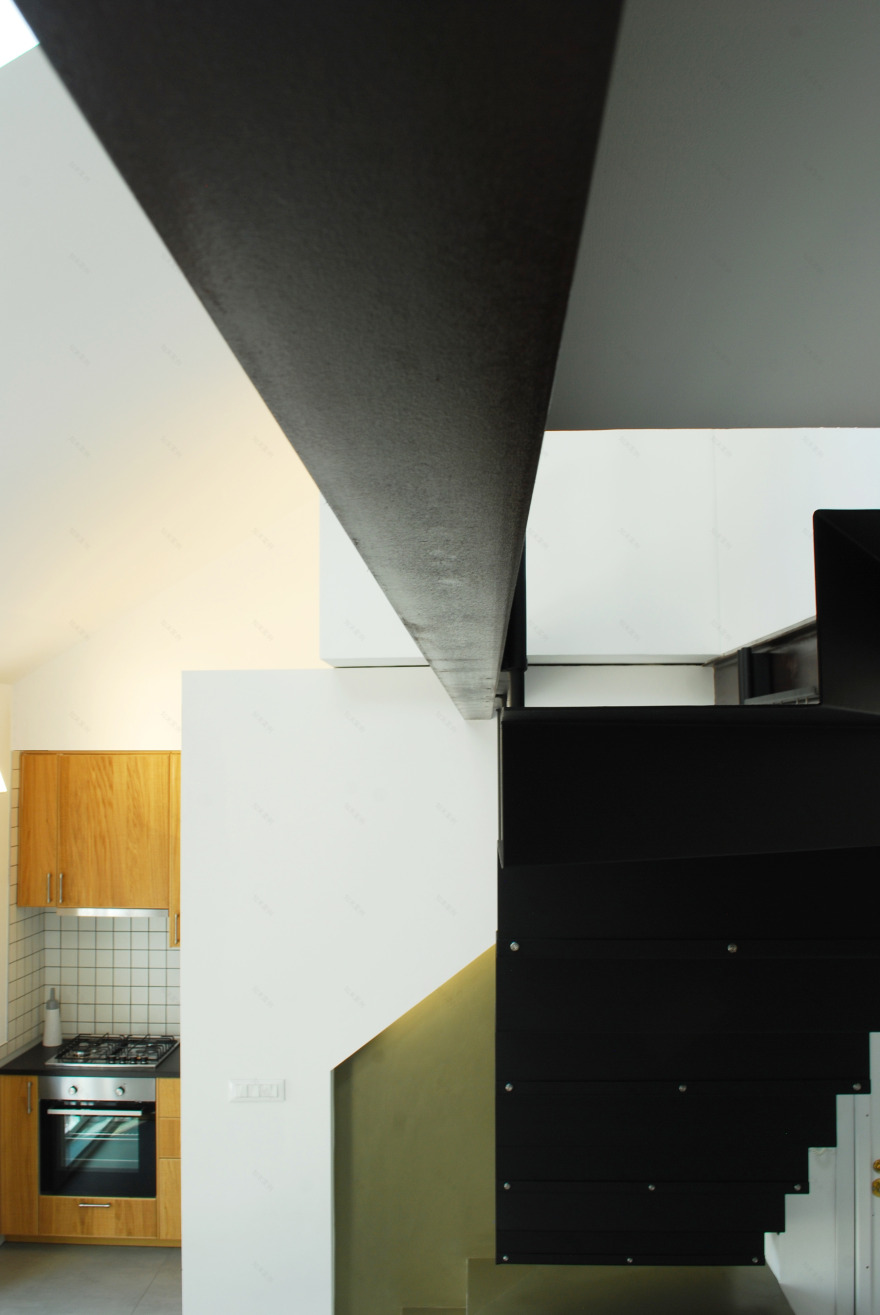 都灵多元文化区三层复式公寓 | 金属折叠楼梯营造双高空间-6