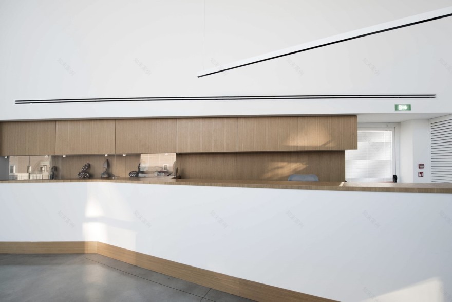 动态工厂入口,弧形楼梯与皮革墙壁的巧妙融合-10